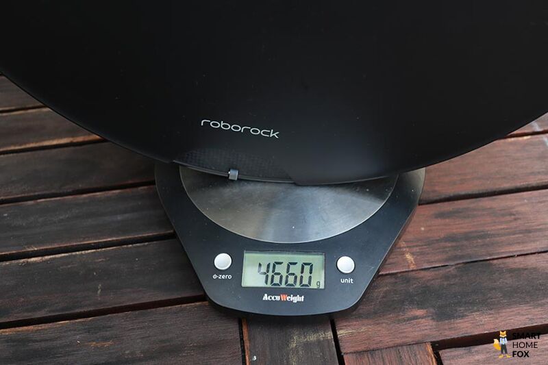 Der Roborock S7 MaxV Saugroboter steht auf einer Wage und wird gewogen